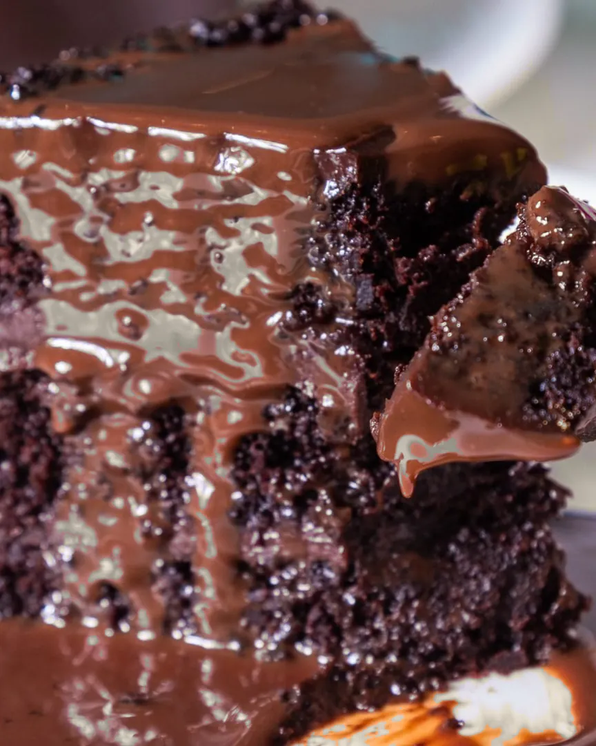 Porción de torta trufa de chocolate con ganache